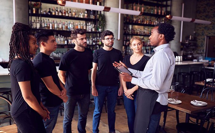 飲食店での朝礼実施の実情とは?行うべき理由・意識すべきポイントを解説|接客用語表無料ダウンロード