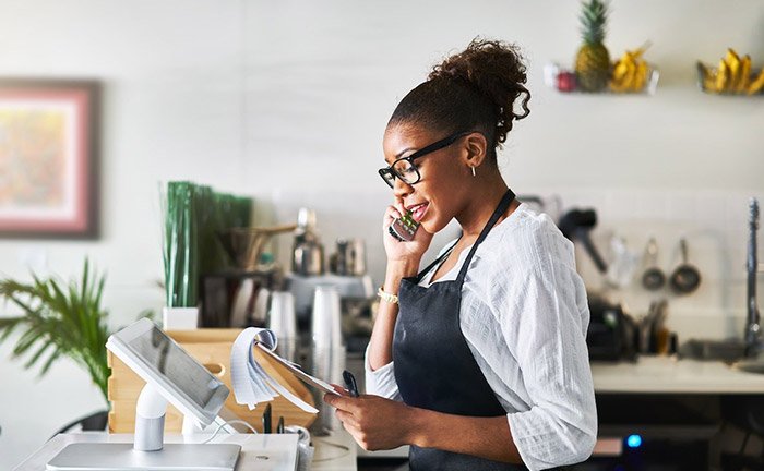 飲食店にかかってくる予約電話で聞くべきこととは？忙しい時間の対処法も紹介
