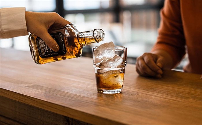 飲食店開業後の酒類提供には許可や免許が必要？申請方法など知っておくべきこと